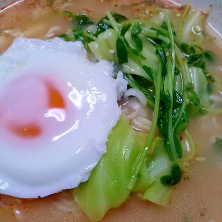 豆苗とキャベツと卵のラーメン